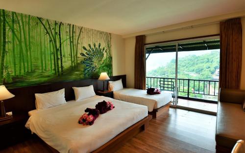 Ένα ή περισσότερα κρεβάτια σε δωμάτιο στο Phi Phi Arboreal Resort