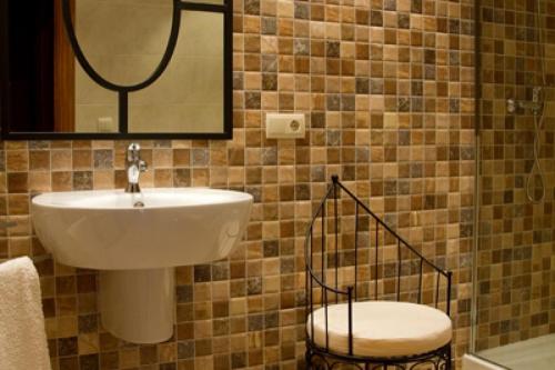 SatrústeguiにあるCasa Rural Zubiarenaの洗面台、トイレ、鏡のあるバスルーム