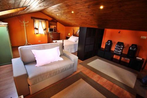 salon z kanapą i łóżkiem w obiekcie Casa Campelo w mieście Cedeira