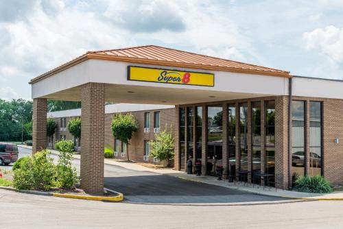 a store front of a slow food restaurant at Super 8 by Wyndham Miamisburg Dayton S Area OH in Miamisburg