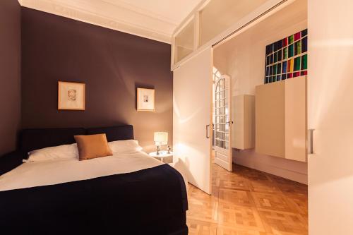 バルセロナにあるPlaces4stay Passeig de Gracia Luxury Iの黒い壁のベッドルーム1室(ベッド1台付)