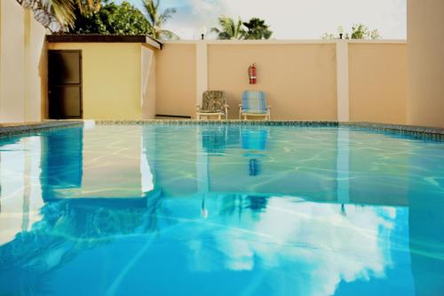 בריכת השחייה שנמצאת ב-Regal Apartments או באזור