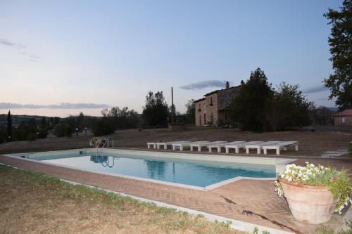 Una gran piscina en un patio con una casa. en Podere Poggio Lupinaio, en San Martino