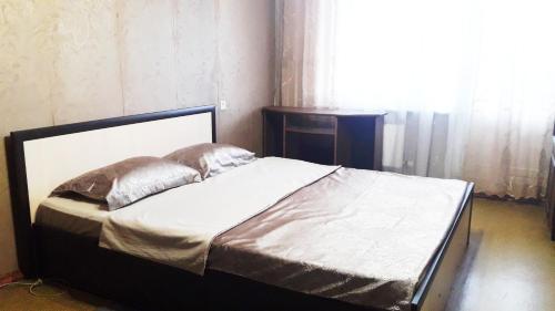 モスクワにあるАпартаменты Генерала Белова 19の窓付きの部屋で、ベッド1台(枕2つ付)