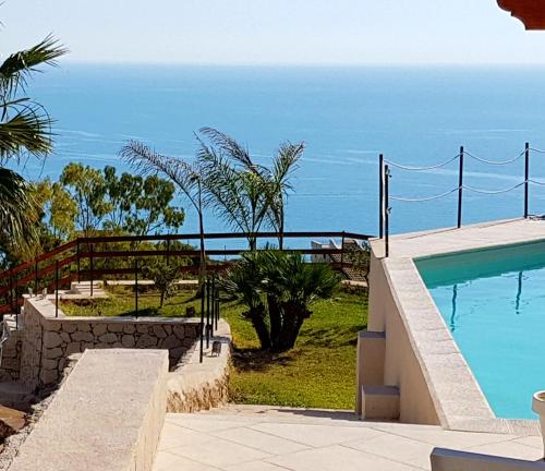 a swimming pool with the ocean in the background at B&B Terrazze Chiaramontane in Marina di Palma