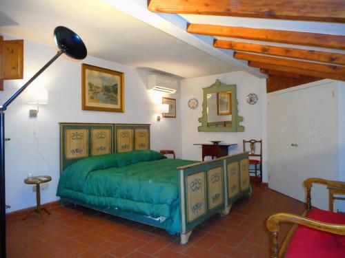 フィレンツェにあるAlberti Panoramic Terraceのベッドルーム1室(緑色のベッド1台付)