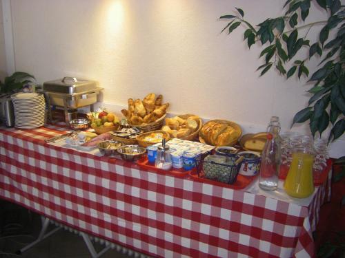 a red and white checkered table with food on it at Auberge Le Chata in Saint-Georges-de-Didonne