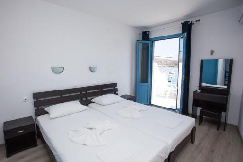 Ένα ή περισσότερα κρεβάτια σε δωμάτιο στο Ξενοδοχείο Δελφίνι