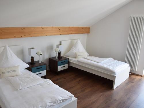 バート・ビルンバッハにあるFerienwohnung Leniのベッドルーム1室(ベッド2台、ナイトスタンド2台付)