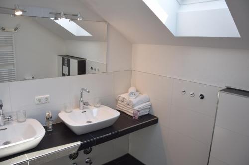バート・ビルンバッハにあるFerienwohnung Leniのバスルーム(洗面台2台、鏡付)