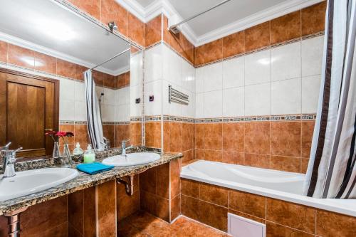 y baño con 2 lavabos y bañera. en Designer Home Synagogue, en Budapest