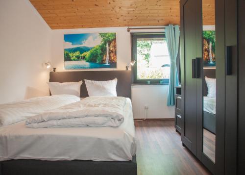 1 Schlafzimmer mit 2 Betten und einem Fenster in der Unterkunft Margaritenweg 31-F, Winterberg-Niedersfeld in Winterberg