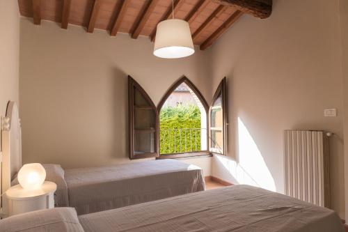BuccianoにあるCasa Valliprataの窓付きの部屋 ベッド2台