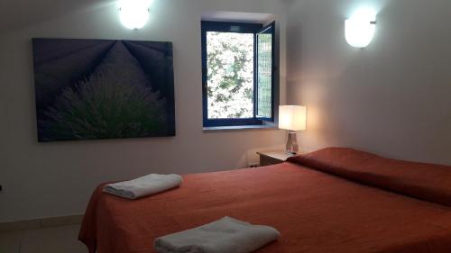 um quarto com uma cama com duas toalhas em Il Faro em Acquappesa