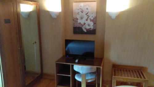 A television and/or entertainment centre at Hotel de l'Orangerie