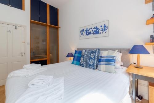 Ένα ή περισσότερα κρεβάτια σε δωμάτιο στο Earls Court Apartments by BaseToGo