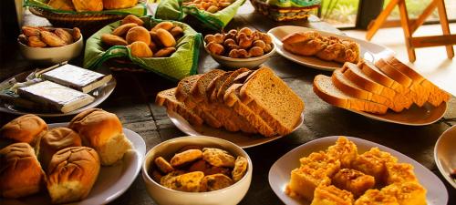 MercêsにあるHotel Fazenda Cheiro Verdeのパン菓子のテーブル