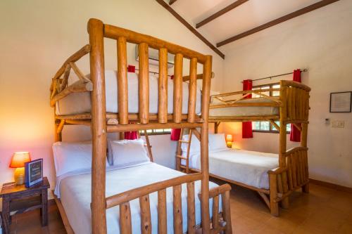 a bedroom with two bunk beds in a room at Istmo Beach and Jungle Bungalows in San Carlos