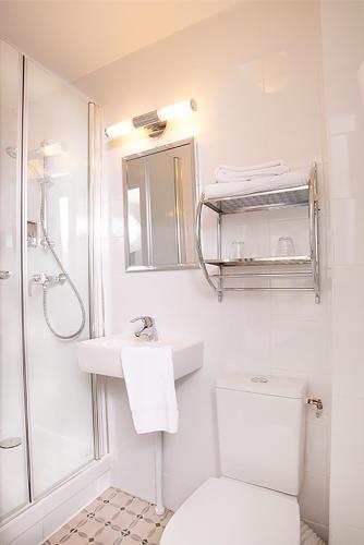 une salle de bain avec toilettes, lavabo et douche dans l'établissement Zazie Hôtel, à Paris