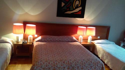 ストラスブールにあるホテル ドゥ ロランジェリーのベッドルーム(ベッド2台、ランプ2つ付)
