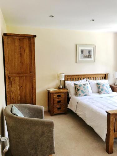 a bedroom with a bed and a chair at Moon House in Oxford
