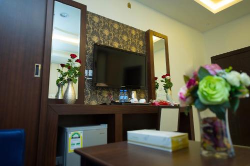 Un televizor și/sau centru de divertisment la Rest Night Hotel Apartments Wadi Al Dawasir