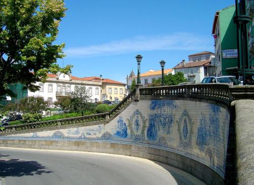 a wall with graffiti on the side of a street at Nossa Casa na Aldeia in Viseu