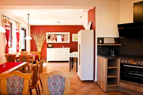A kitchen or kitchenette at Pension & Ferienwohnung Oberhof 810 M