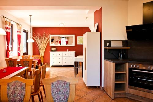 Kuchyň nebo kuchyňský kout v ubytování Pension & Ferienwohnung Oberhof 810 M