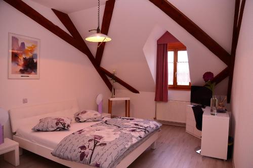 
Ein Bett oder Betten in einem Zimmer der Unterkunft Hotel-Rotisserie La Tour Rouge
