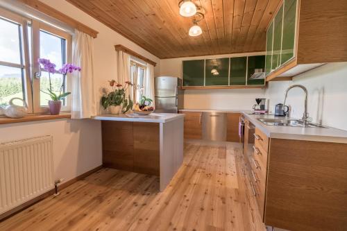 a kitchen with wooden floors and wooden ceilings at Ausseer Chalet (nahe Hallstatt), Ferienhaus in Bad Aussee