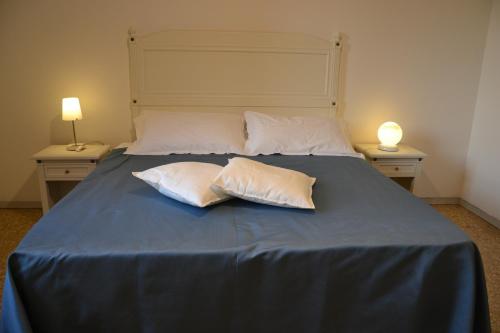 uma cama com duas almofadas com dois candeeiros em Residenza Viale Mentana em Parma