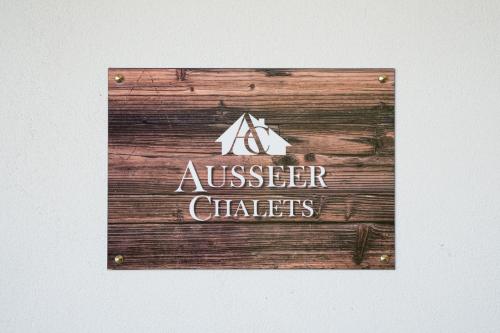 a sign that says austenches on a wooden wall at Ausseer Chalet (nahe Hallstatt), Ferienhaus in Bad Aussee