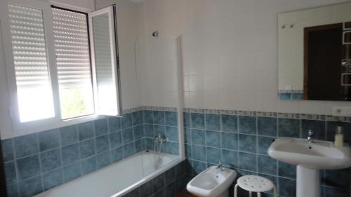 een badkamer met een bad, een wastafel en een bad tubermottermott bij Disfruta De Nuestra Casa En Un Entorno Natural in Montejaque