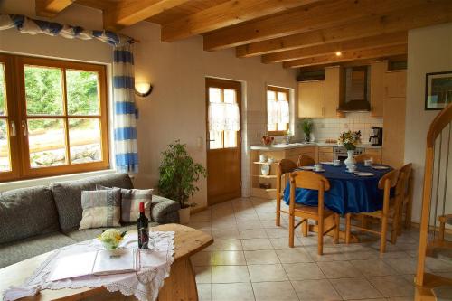 sala de estar con mesa y cocina en Kempfenhof, en Seelbach