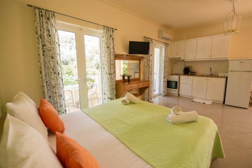 1 dormitorio con 1 cama grande y cocina en Villa Muses, en Poros