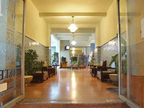 um corredor de uma loja com sofás e um lobby em Hotel Sierra de Alica em Tepic