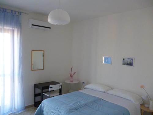 シラクーサにあるB&B Le Grand Bleu Siracusa - One Hundred Steps From Ortigia -Sea View -の白いベッドルーム(ベッド1台、窓付)