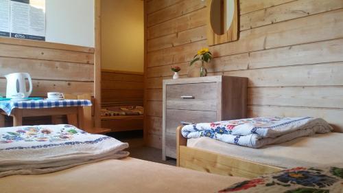 Posteľ alebo postele v izbe v ubytovaní Camping Harenda Pokoje Gościnne i Domki