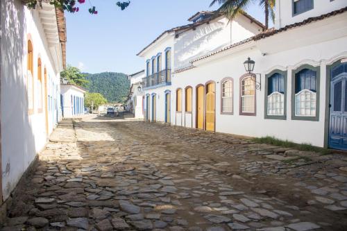 una calle adoquinada en una ciudad con edificios blancos en Casa de Hospedagem Paraty, en Paraty