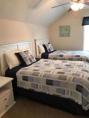 Un pat sau paturi într-o cameră la Gulf Stream Cottages 300