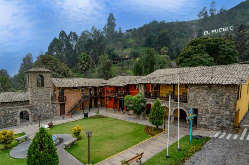 Pemandangan gunung umum atau pemandangan gunung yang diambil dari resort