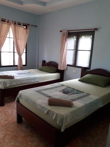 Postel nebo postele na pokoji v ubytování Jungle Hut Bungalows & Hotel