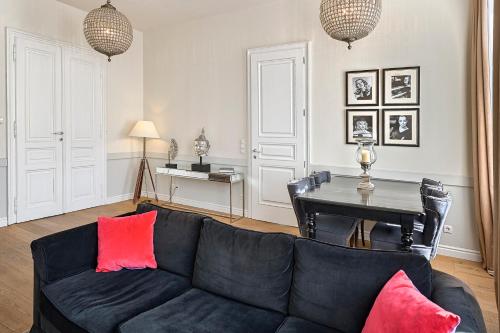 a living room with a black couch and a table at 6 rooms in Vienna