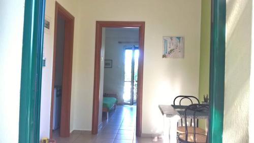 un pasillo con una puerta que conduce a una habitación en Melina Apartment, en Loutrópolis Thermís