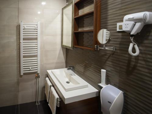 Vonios kambarys apgyvendinimo įstaigoje Hotel Ideo Lux