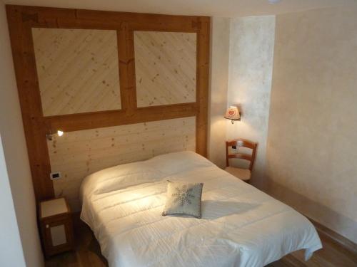 サン・ピエールにあるA Casa di Agnese - Alloggio ad uso turistico - VDA - SAINT-PIERRE - n 0001 e 0011の木製の天井のベッドルーム1室(白いベッド1台付)