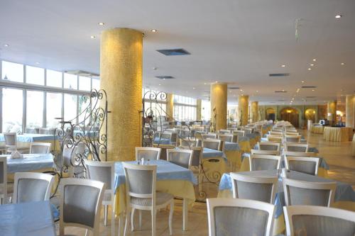 Een restaurant of ander eetgelegenheid bij Royal Park Hotel - All Inclusive & Aqua Park