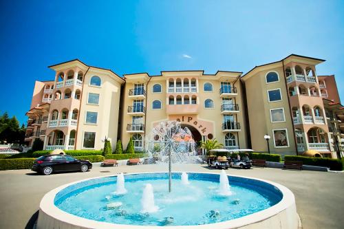 un grand bâtiment avec une fontaine en face d'un bâtiment dans l'établissement Royal Park Hotel - All Inclusive, à Elenite