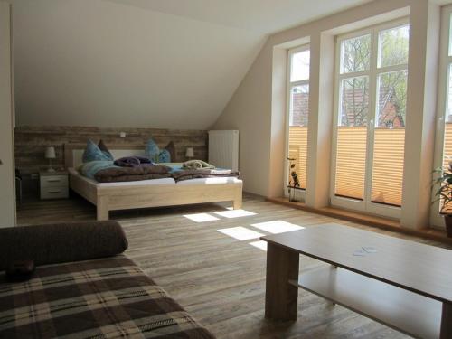 een slaapkamer met een bed en een salontafel bij Ferienwohnungen "AM HELLGREVENHOF" in Eisenach